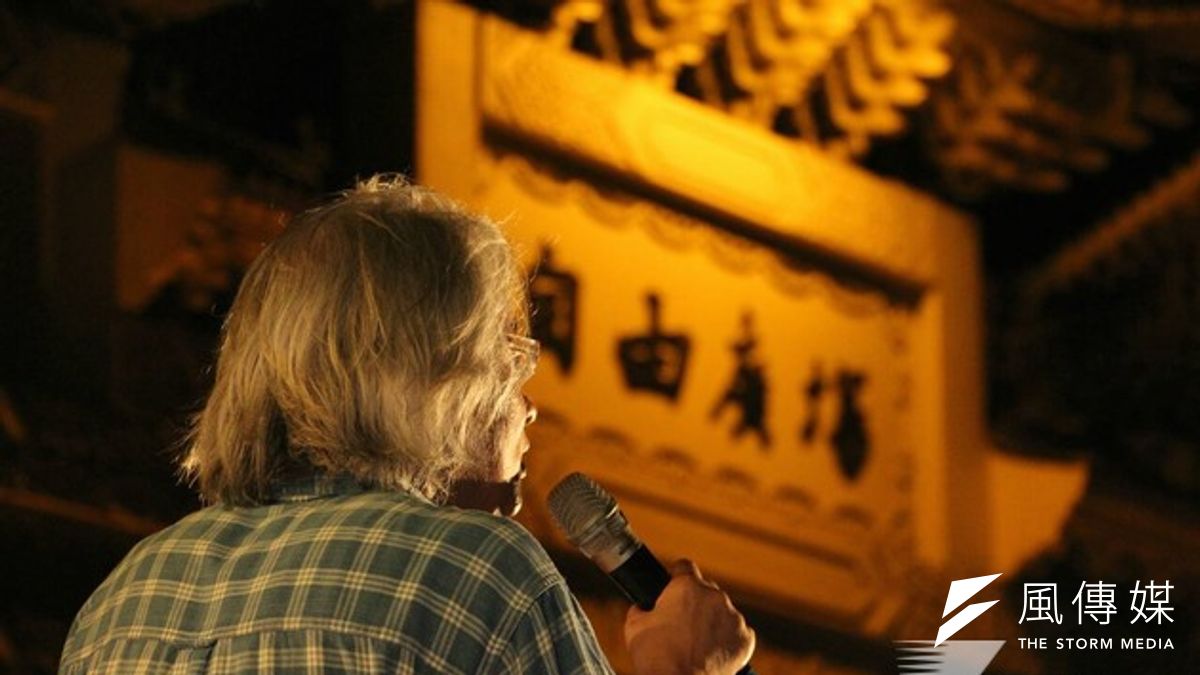 無黨籍台北市長參選人馮光遠在部落格批評前文建會主委盛治仁是人渣公務員,遭判拘役20天,藝文界友人29日在自由廣場為他舉行入監惜別會。(葉信菉攝) 無黨籍台北市長參選人馮光遠在部落格批評前文建會主委盛治仁是人渣公務員,遭判拘役20天,藝文界友人29日在自由廣場為他舉行入監惜別會。(葉信菉攝)