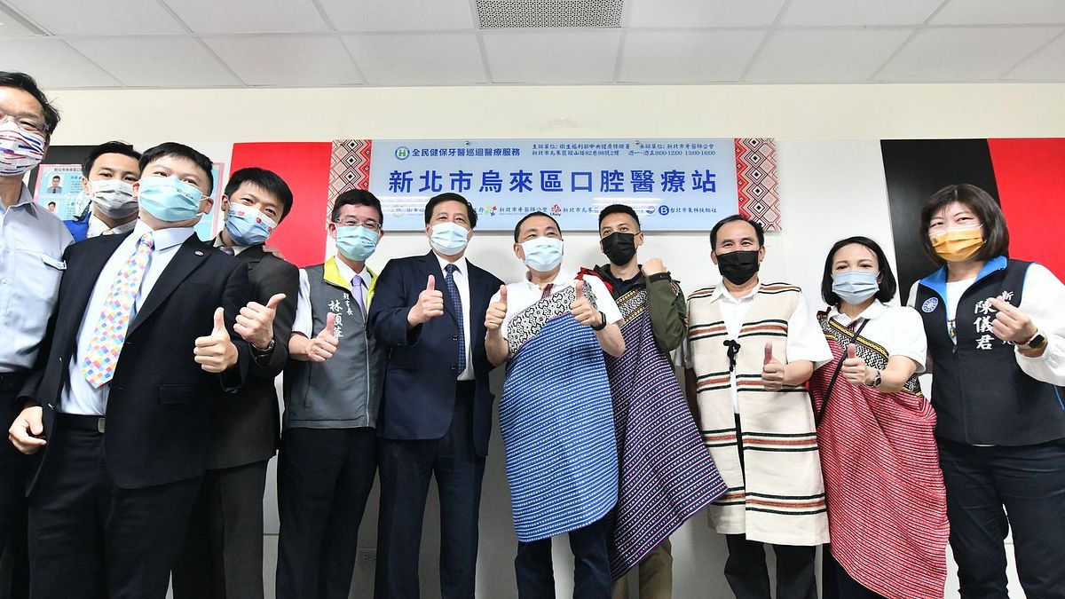 市長侯友宜與原民局長羅美菁、烏來區公所區長周守信及出席活動之牙醫師公會代表、議員等貴賓合影。(圖/新北市原民局提供) 市長侯友宜與原民局長羅美菁、烏來區公所區長周守信及出席活動之牙醫師公會代表、議員等貴賓合影。(圖/新北市原民局提供)