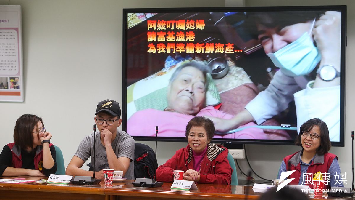 健保署「健保居家醫療照護整合銜接長照2.0無縫隙」記者會,會場播映練練阿嬤受照護,圓夢人生最後旅程。阿嬤的長媳和孫子及台大醫院金山分院護理師分享照護過程。(陳明仁攝) 健保署「健保居家醫療照護整合銜接長照2.0無縫隙」記者會,會場播映練練阿嬤受照護,圓夢人生最後旅程。阿嬤的長媳和孫子及台大醫院金山分院護理師分享照護過程。(陳明仁攝)