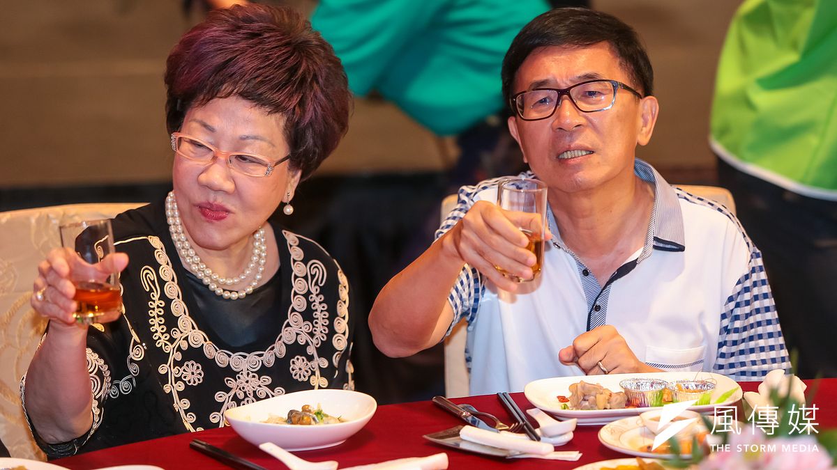 針對陳水扁是否出席24日的民進黨全代會,其子陳致中表示「他會審慎評估」。圖為陳水扁(右)5月出席凱達格蘭基金會募款餐會。(資料照,顏麟宇攝) 針對陳水扁是否出席24日的民進黨全代會,其子陳致中表示「他會審慎評估」。圖為陳水扁(右)5月出席凱達格蘭基金會募款餐會。(資料照,顏麟宇攝)