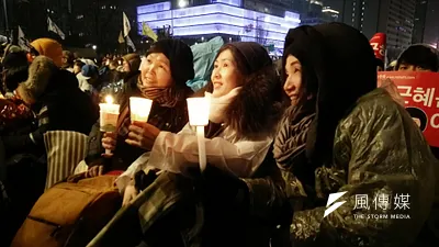 南韓民眾26日傍晚在首爾舉行第5輪燭光集會,要求總統朴槿惠就「親信門」醜聞負責並下台,現場人潮集結,可能破南韓人數紀錄。(溫芳瑜攝)