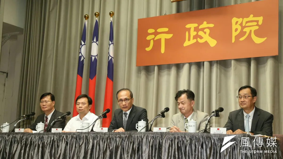 行政院長林全30日下午舉行「兆豐銀行紐約分行疑涉洗錢案」記者會,林全表示,兆豐金董事長徐光曦赴美是因為州金檢單位裁罰,還會有很多後續報告部分,並非如名嘴周玉蔻質疑的「自己查自己」。左起為金管會主委丁克華、行政院副院長林錫耀、行政院長林全。(陳明仁攝)
