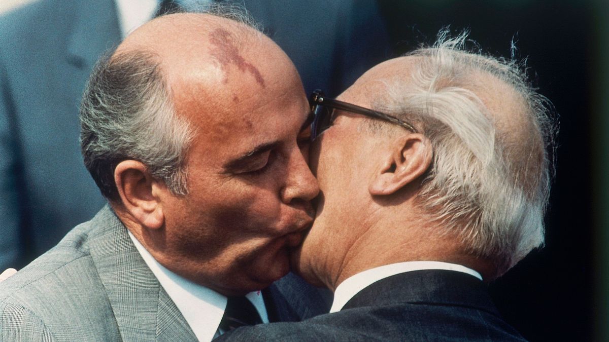 柏林圍牆倒塌:蘇聯時任最高領導人戈巴契夫(左)鼓勵東德在內的蘇聯各國推行自由化改革,圖右為前東德領導人何內克。(AP) 柏林圍牆倒塌:蘇聯時任最高領導人戈巴契夫(左)鼓勵東德在內的蘇聯各國推行自由化改革,圖右為前東德領導人何內克。(AP)