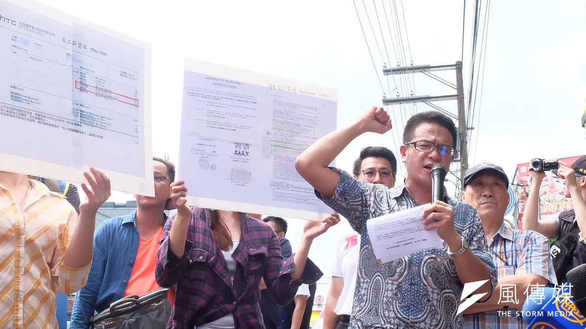 桃園市群眾服務協會等26日抗議宏達電扣移工膳宿費用跟裁員。圖中為桃群汪英達。(謝孟穎攝) 桃園市群眾服務協會等26日抗議宏達電扣移工膳宿費用跟裁員。圖中為桃群汪英達。(謝孟穎攝)