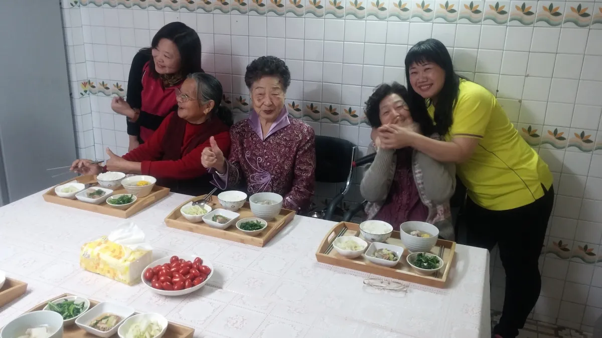 經由專業服務與照顧,長輩露出開朗的笑容。(圖/高雄市社會局提供)