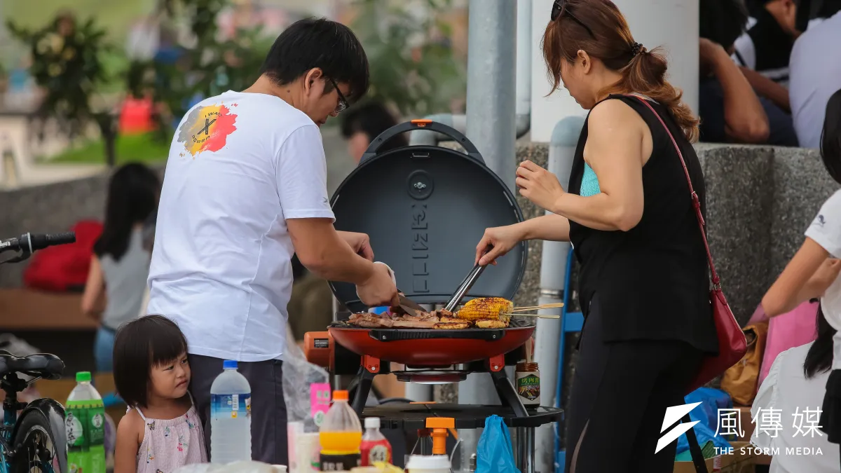 您是否也感覺到,近年來街頭巷尾的烤肉香氣似乎越來越淡?「中秋節就是要烤肉」的傳統,似乎正在悄悄改變。(示意圖/顏麟宇攝)