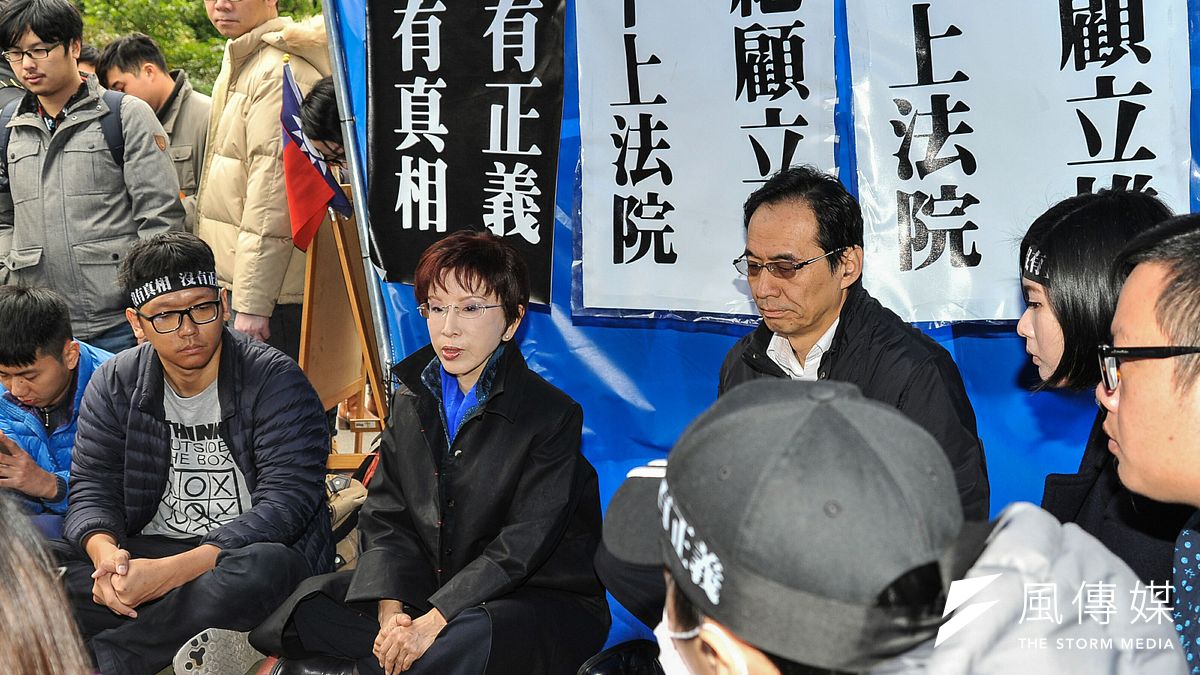 國民黨黨主席洪秀柱和祕書長莫天虎探視在黨產會前抗議的黨工。(甘岱民攝) 國民黨黨主席洪秀柱和祕書長莫天虎探視在黨產會前抗議的黨工。(甘岱民攝)