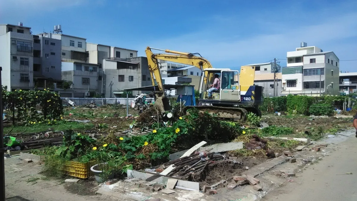 配合登革熱防疫 南區公所拆除郡南菜園