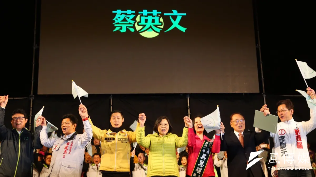 蔡英文27日表示,為了台灣的改革和進步,民進黨決定放下成見,支持首都改革陣線的立委候選人。 圖左起為姚文智、潘建志、林昶佐、蔡英文、吳思瑤、張俊雄、李慶元。(蔡耀徵攝)