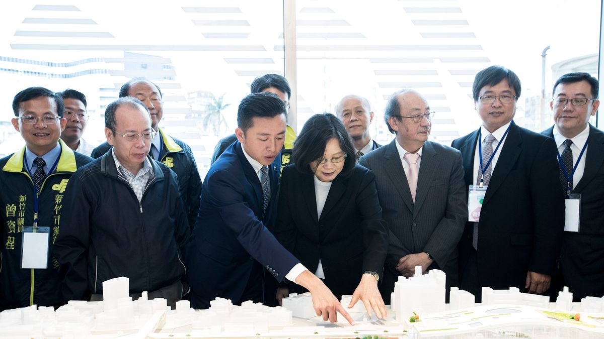 總統蔡英文6日造訪新竹市,視察已被行政院前瞻基礎建設納入的大車站計畫及新竹輕軌計畫規劃,市長林智堅全程陪同、親自解說。(新竹市政府提供) 總統蔡英文6日造訪新竹市,視察已被行政院前瞻基礎建設納入的大車站計畫及新竹輕軌計畫規劃,市長林智堅全程陪同、親自解說。(新竹市政府提供)