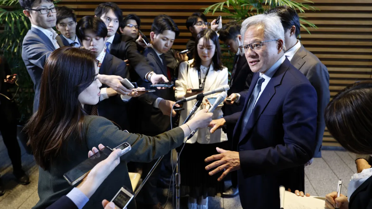 2025年4月21日。輝達(Nvidia)執行長黃仁勳(Jensen Huang)在日本東京首相官邸會見日本首相石破茂後回答記者的問題。(AP)