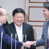 民衆党の黄国昌立法委員(右)、国民党の傅崐萁立法委員(中央)、民進党の柯建銘立法委員(左)が1日、国民党立法院党団第11期第4会期幹部就任式に出席した。(写真/柯承惠撮影) 民衆党の黄国昌立法委員(右)、国民党の傅崐萁立法委員(中央)、民進党の柯建銘立法委員(左)が1日、国民党立法院党団第11期第4会期幹部就任式に出席した。(写真/柯承惠撮影)
