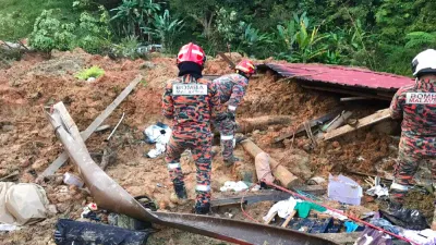 馬來西亞巴當加里鎮一處露營地發生山崩意外,造成多人死傷,救難團隊目前仍在搜救中。(圖/AP)