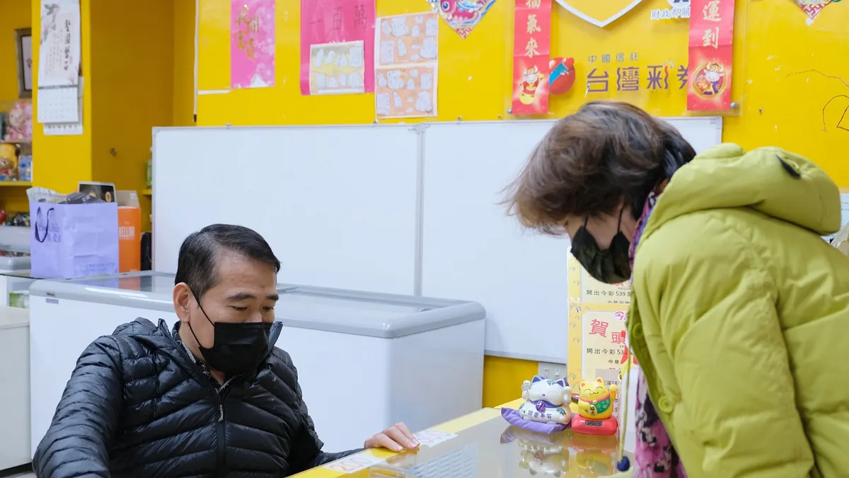 過年期間,民眾購買刮刮樂試試手氣,彩券行老闆親授6項買刮刮樂必知的事。(資料照/黃子瑄攝) 過年期間,民眾購買刮刮樂試試手氣,彩券行老闆親授6項買刮刮樂必知的事。(資料照/黃子瑄攝)
