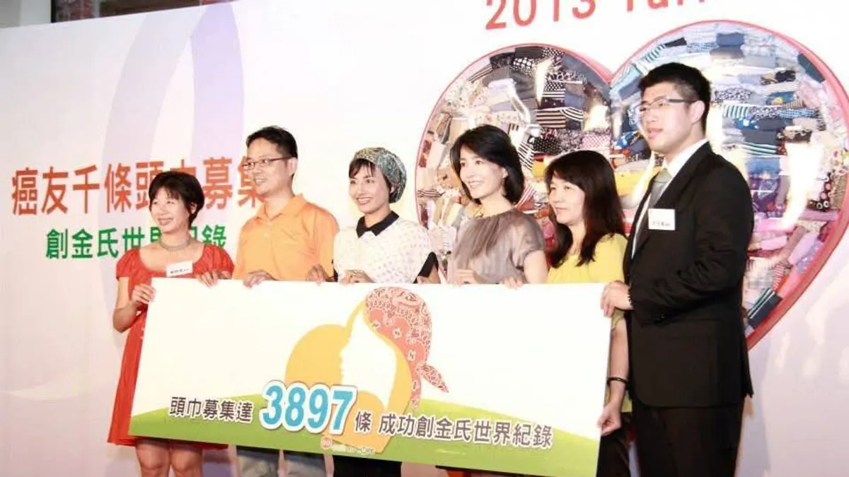 邱議瑩(左三)委員積極參與癌症希望基金會的大小活動,術後兩個月就站台「環台路跑21天」活動,陪伴基金會推動頭巾募集。(圖/翻攝邱議瑩臉書)