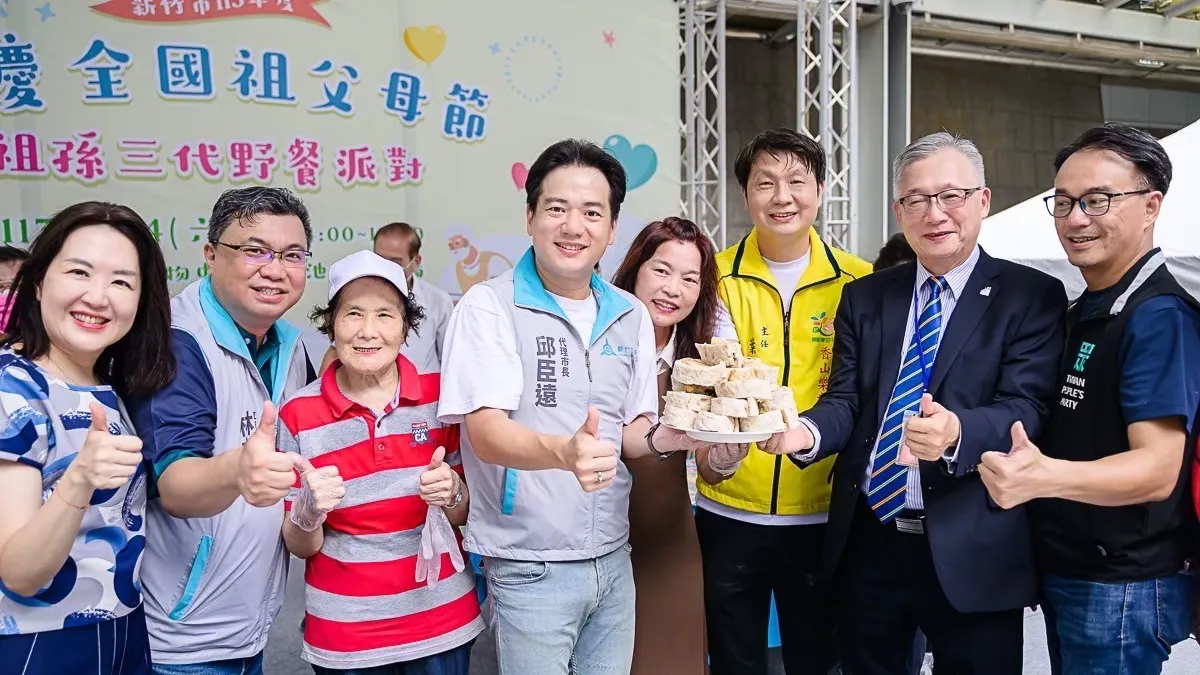 竹市代理市長邱臣遠與承辦祖父母節歡慶活動單位製作第五代「祖孫水潤包」。(圖/新竹市政府提供)