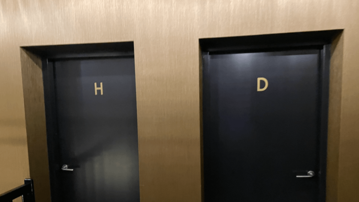 網友發文表示,看到廁所門只標示「H」和「D」,搞不清楚哪間才是男廁。(圖/翻攝自推特@yoshi_kotch) 網友發文表示,看到廁所門只標示「H」和「D」,搞不清楚哪間才是男廁。(圖/翻攝自推特@yoshi_kotch)