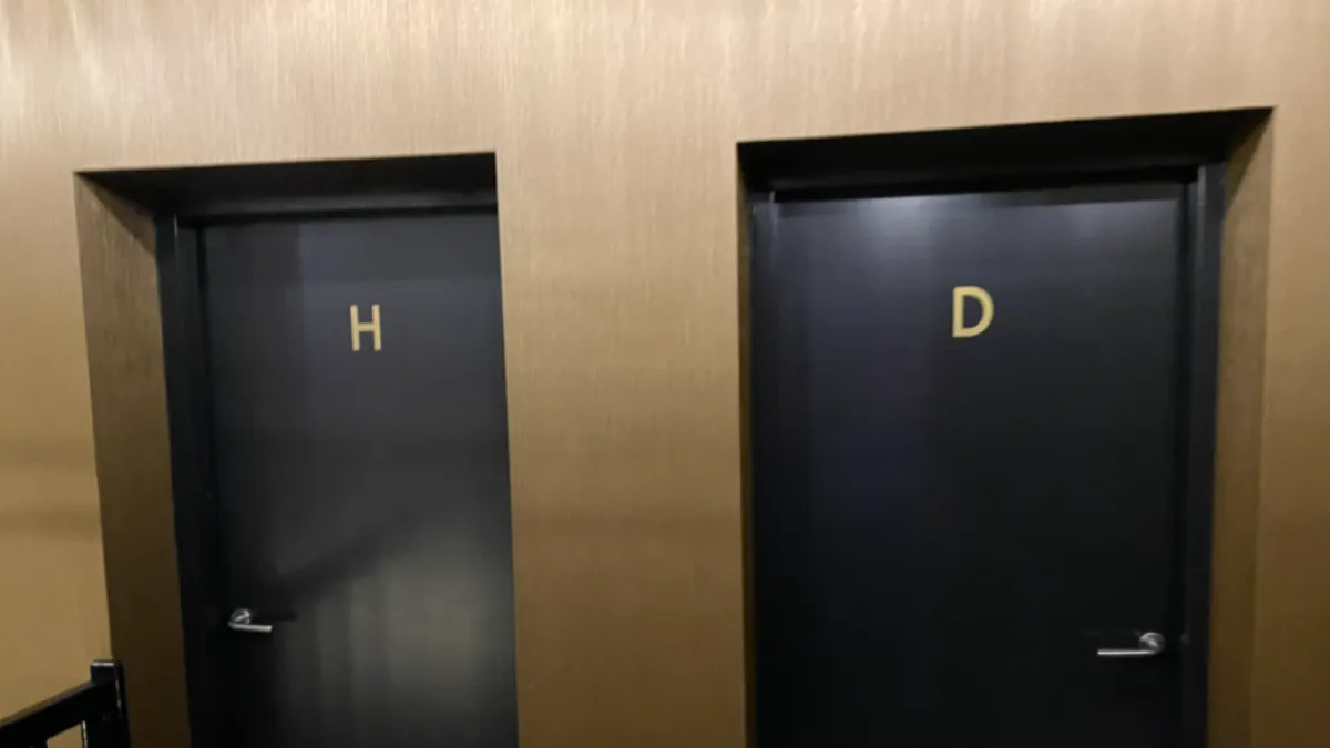 網友發文表示,看到廁所門只標示「H」和「D」,搞不清楚哪間才是男廁。(圖/翻攝自推特@yoshi_kotch)