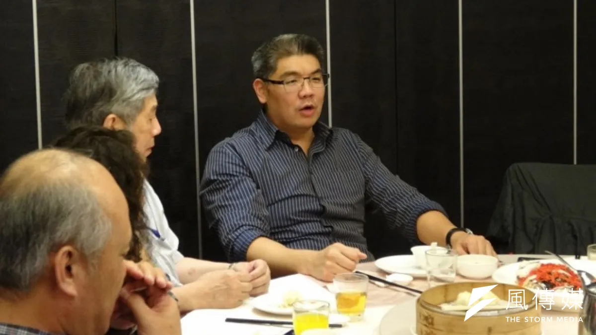 國民黨台北市長參選人連勝文22日受訪表示感到很痛心與難過,他建議未來亡羊補牢方式可以比照美國的反恐作為,加強在捷運車廂增加配備武裝的巡邏警員。(羅暐智攝)