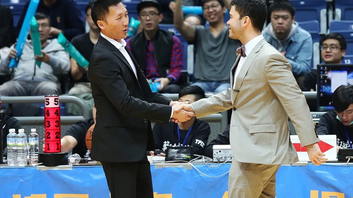 富邦勇士總教練許晉哲(左)在受訪時表示,目前球隊的兩名洋將都不是簽保障約,所以如果態度不佳或是表現達不到要求,很有可能會被撤換。 (圖/籃協提供)