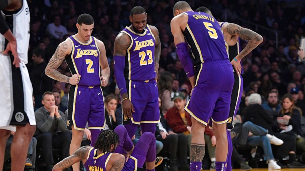 詹皇拿42分擊敗馬刺,不過英格拉姆因腳踝扭傷而提前退場。 (美聯社) 詹皇拿42分擊敗馬刺,不過英格拉姆因腳踝扭傷而提前退場。 (美聯社)