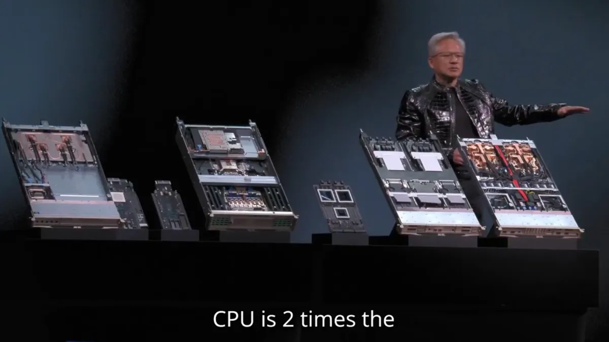 黃仁勳近期演講,都刻意不再只「舉起一顆chip」。(資料照,取自NVIDIA Data Center影片)