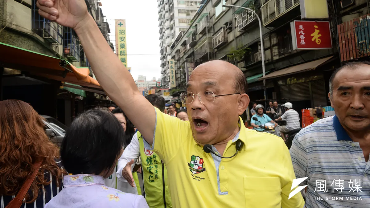 民進黨新北市長候選人蘇貞昌7日上午至板橋區湳興市場、福德街市場掃街,再批評國民黨候選人侯友宜閃躲辯論。(資料哲,甘岱民攝) 民進黨新北市長候選人蘇貞昌7日上午至板橋區湳興市場、福德街市場掃街,再批評國民黨候選人侯友宜閃躲辯論。(資料哲,甘岱民攝)