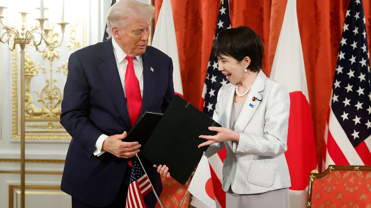 アメリカのドナルド・トランプ大統領がアジアを歴訪。日本と韓国の両国は、最高級の礼遇と外交的誠意を示すため、それぞれ独自の贈り物と文化戦略を用意した。高市早苗首相は「安倍カード」でゴルフ用品を贈呈し、李在明大統領は最高位の「無窮花大勲章」と古代金冠の模型を贈り、文化的自信と歴史的誇りを示した。(AP通信) アメリカのドナルド・トランプ大統領がアジアを歴訪。日本と韓国の両国は、最高級の礼遇と外交的誠意を示すため、それぞれ独自の贈り物と文化戦略を用意した。高市早苗首相は「安倍カード」でゴルフ用品を贈呈し、李在明大統領は最高位の「無窮花大勲章」と古代金冠の模型を贈り、文化的自信と歴史的誇りを示した。(AP通信)