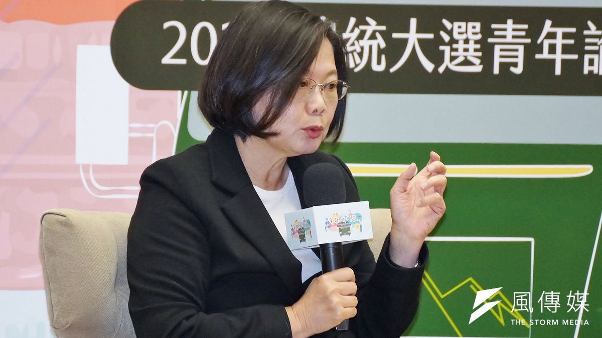 蔡政府對私菸案辦得草草了之,却移送評論該案的網民。圖為總統蔡英文出席2020總統大選青年論壇。(盧逸峰攝) 蔡政府對私菸案辦得草草了之,却移送評論該案的網民。圖為總統蔡英文出席2020總統大選青年論壇。(盧逸峰攝)