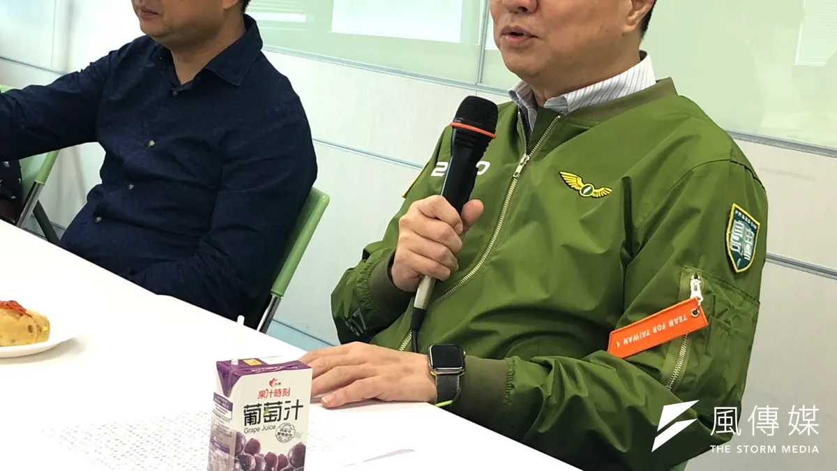 有媒體指民進黨主席卓榮泰(右)將被安排至考試院副院長一職,對此卓榮泰嚴詞否認。(顏振凱攝)