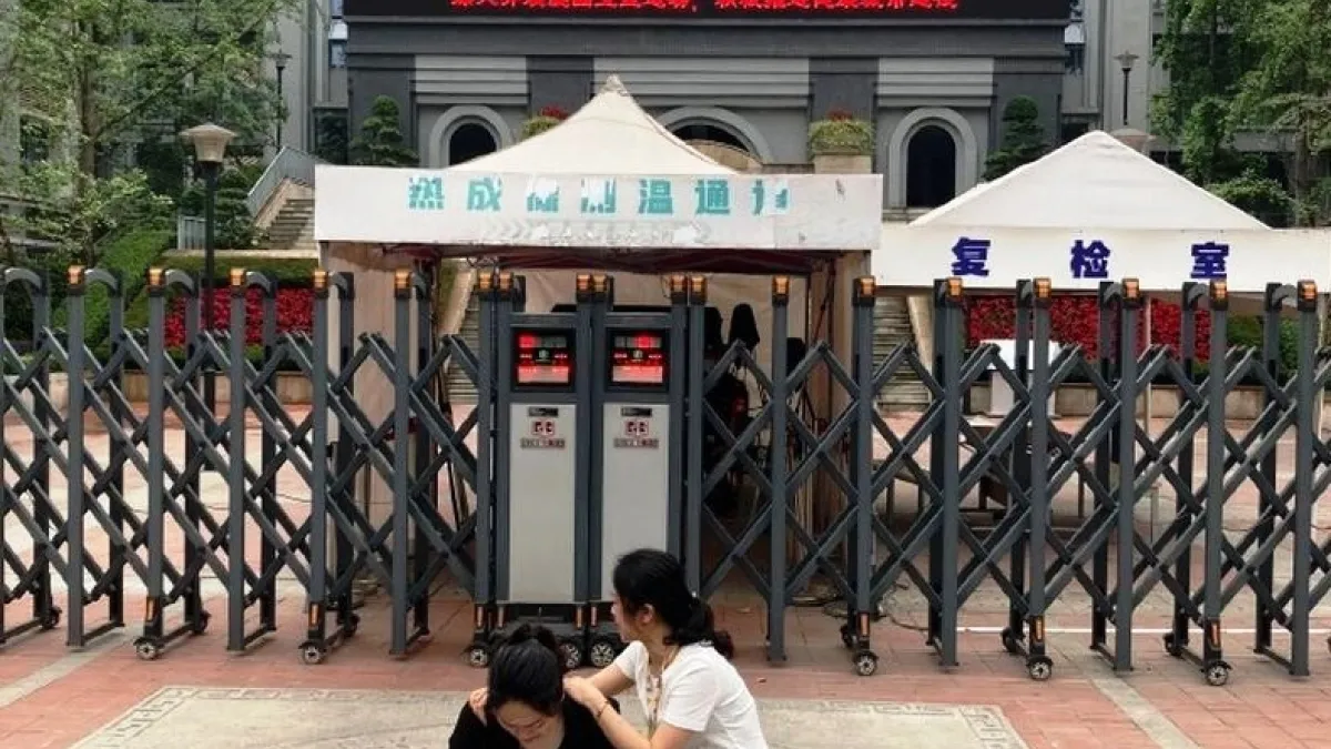 四川高中生墜樓身亡後,民眾到學校門口抗議要求真相。(圖取自「四九中林同學媽媽」微博網頁).jpg