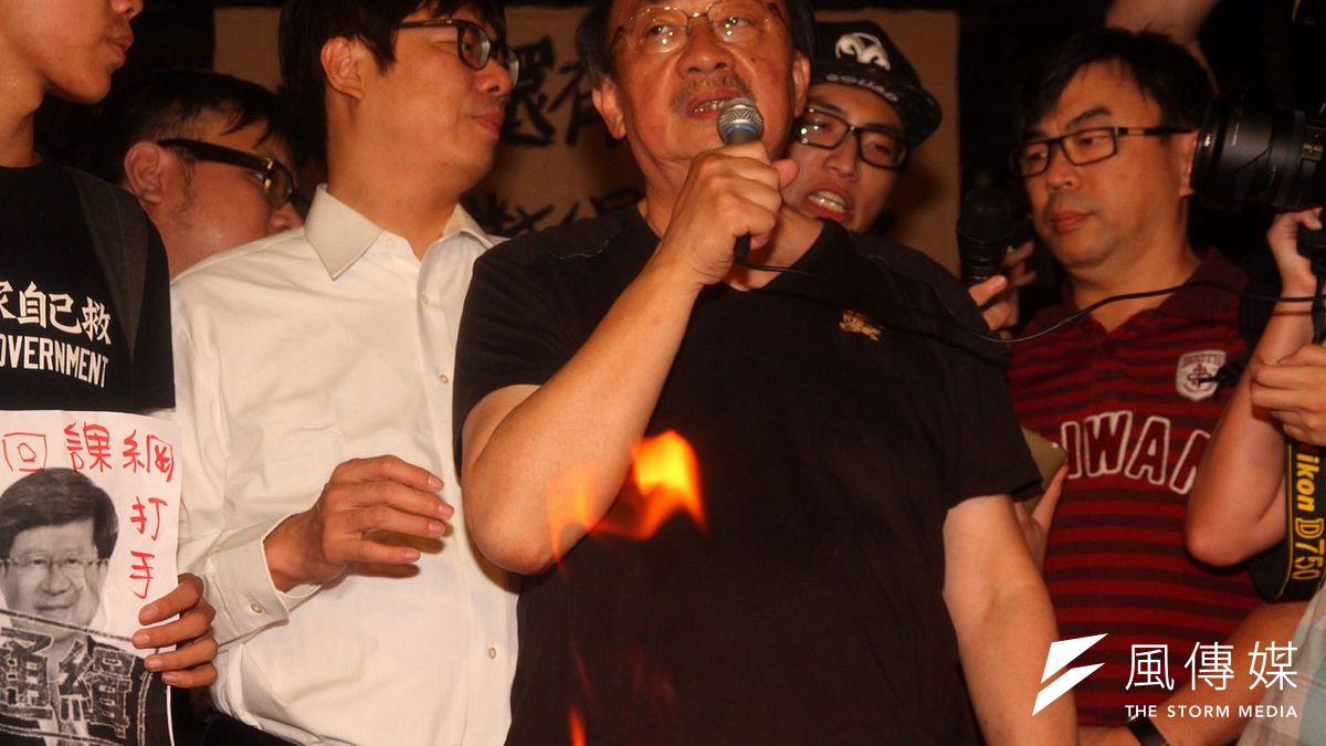 民進黨立委柯建銘(中)認為,立法院長王金平的認知與民進黨一致,應該要暫緩課綱施行。(資料照,曾原信攝) 民進黨立委柯建銘(中)認為,立法院長王金平的認知與民進黨一致,應該要暫緩課綱施行。(資料照,曾原信攝)