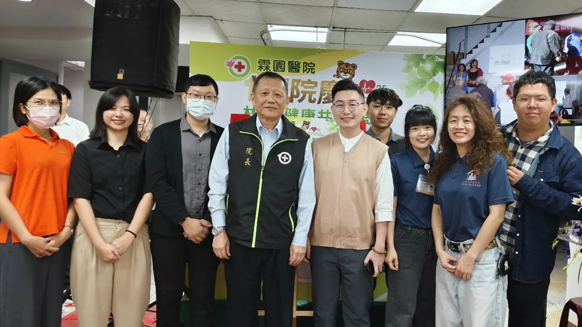 霖園醫院舉辦18週年院慶活動,以「健康共同守護」為核心主軸,推展大林園地區健康連結合作,現場貴賓冠蓋雲集。(圖/霖園醫院提供) 霖園醫院舉辦18週年院慶活動,以「健康共同守護」為核心主軸,推展大林園地區健康連結合作,現場貴賓冠蓋雲集。(圖/霖園醫院提供)