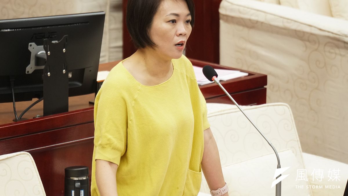 台北市議員簡舒培質疑在雙城論壇活動期間竟出現上海方提供的《台胞服務手冊》,有統戰之嫌。(資料照,蔡親傑攝) 台北市議員簡舒培質疑在雙城論壇活動期間竟出現上海方提供的《台胞服務手冊》,有統戰之嫌。(資料照,蔡親傑攝)