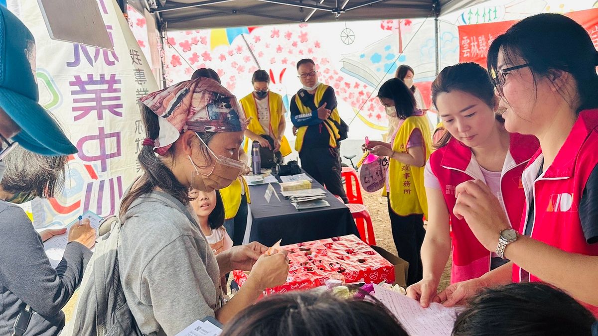虎尾就業中心服務人員將現身「虎尾鎮公所兒童節活動」、「2024雲林童樂嘉年華」兩場活動,帶著各式兒童玩具跟民眾互動。(圖/虎尾就業中心提供) 虎尾就業中心服務人員將現身「虎尾鎮公所兒童節活動」、「2024雲林童樂嘉年華」兩場活動,帶著各式兒童玩具跟民眾互動。(圖/虎尾就業中心提供)