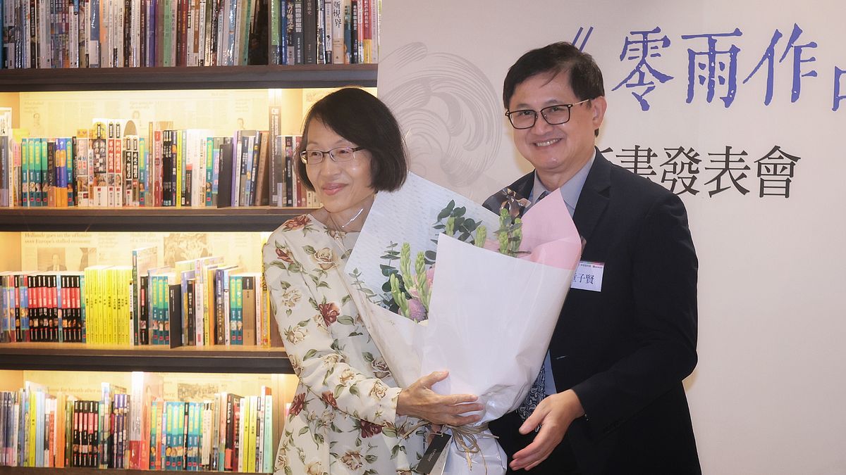 為詩人零雨獻上花束 童子賢:有文字與詩的世界,比只有AI與半導體更豐富