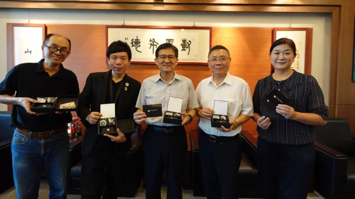 樹德科大王昭雄校長(中)、宋鴻麒研發長(左一)、人事主任陳協勝(右二)代表收贈教師節贈禮。(圖/樹德科大提供)