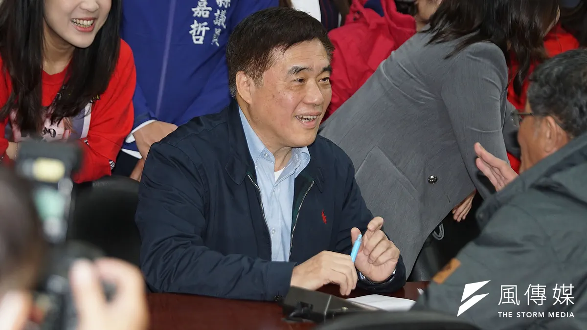 前台北市長郝龍斌前往國民黨登記參選黨主席。(盧逸峰攝) 前台北市長郝龍斌前往國民黨登記參選黨主席。(盧逸峰攝)