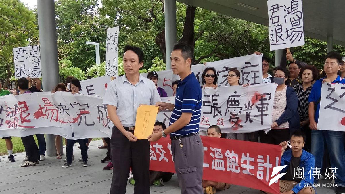 高雄市勞工局主任秘書皮忠謀(左)接受勞工代表陳情書。(圖/徐炳文攝) 高雄市勞工局主任秘書皮忠謀(左)接受勞工代表陳情書。(圖/徐炳文攝)