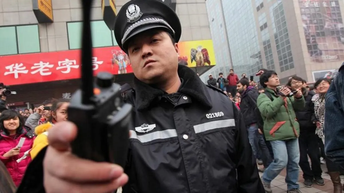 甘肅慶陽一位遭受班主任性侵的女生跳樓自殺,圍觀者的嘲諷引发輿論風波。(德國之聲)