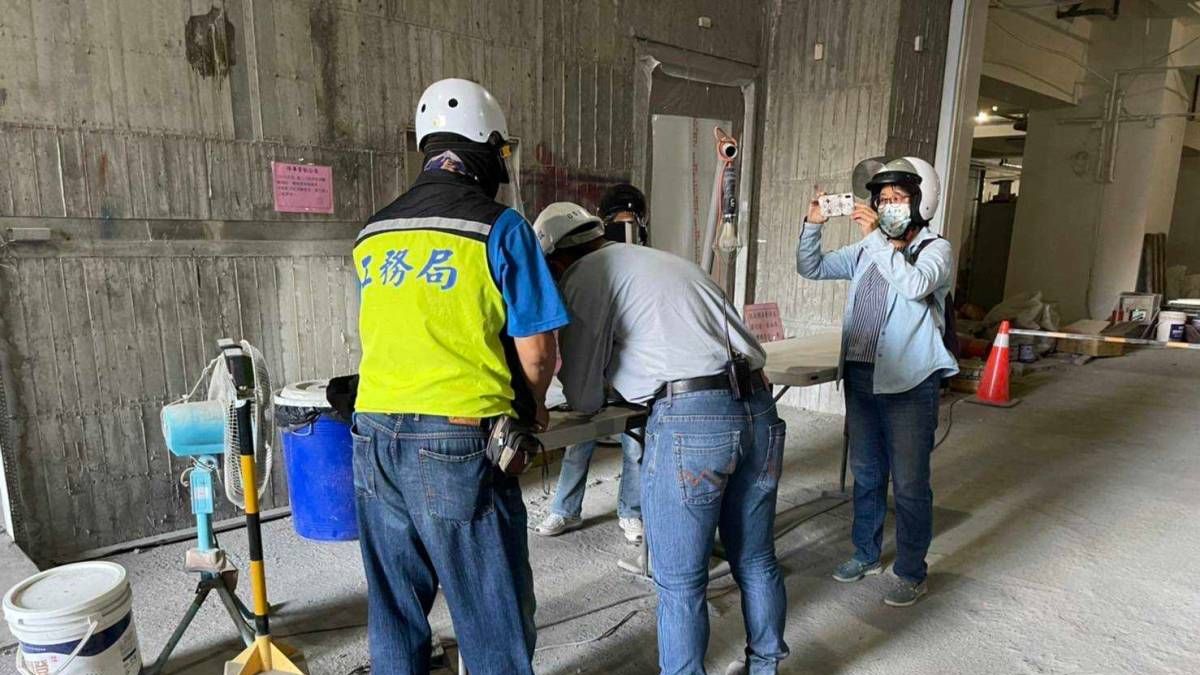 工務局針對建築工地肺炎防治因應作為,聯合衛生局、勞工局及環保局等單位,每周派員針對建築工地巡查。(圖/工務局提供) 工務局針對建築工地肺炎防治因應作為,聯合衛生局、勞工局及環保局等單位,每周派員針對建築工地巡查。(圖/工務局提供)