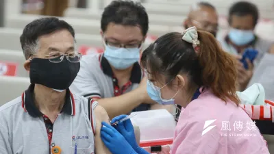 秋冬季節到來面對各種疾病威脅,謹記「左流右肺」口號,左手接種流感疫苗,右手施打肺炎鏈球菌疫苗,可以獲得雙重保護。(柯承惠攝)