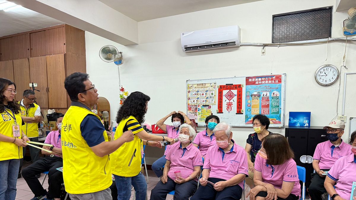 屏東縣府推動交通安全宣導計畫「路老師」,深入社區強化宣導,打造高齡友善的交通環境。(圖/屏東縣政府傳播處提供) 屏東縣府推動交通安全宣導計畫「路老師」,深入社區強化宣導,打造高齡友善的交通環境。(圖/屏東縣政府傳播處提供)