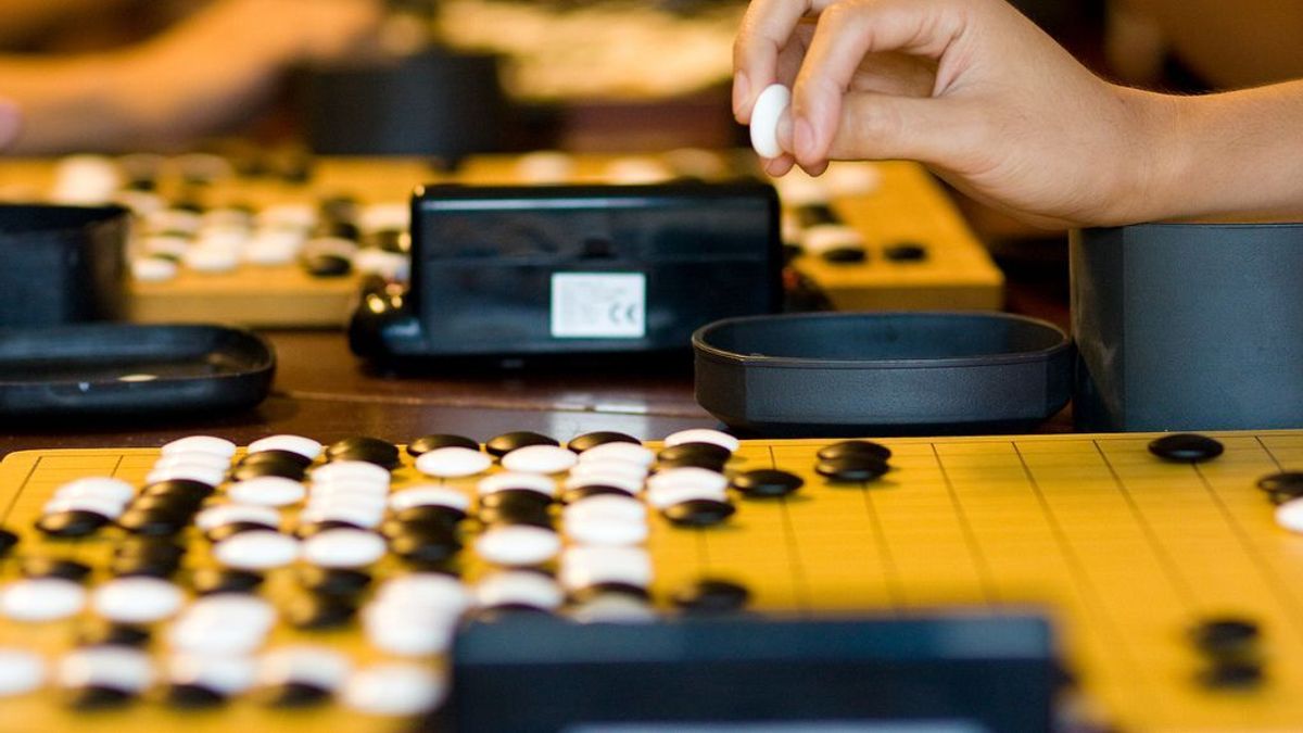 圍棋運動中存在兩類人──「勝負師」和「求道派」,前者以戰勝他人為樂、因敗北而痛苦,後者以戰勝自己為樂,因沒有自我突破、自我提升而痛苦。「勝負師」生活於「二人世界」,他在對他者的征服中尋找自我的存在感和成就感,「求道派」自成世界,在自我的內在超越中實現自我的存在感和成就感。而人與人的競爭關係中也存在「勝負師」與「求道派」兩類人。