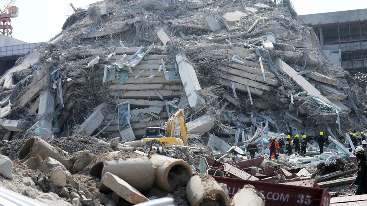 2025年3月28日。救難人員正在因地震倒塌的建築瓦礫中工作。緬甸28日下午發生芮氏規模7.7強震,泰國首都曼谷感到強烈搖晃。(圖/取自AP) 2025年3月28日。救難人員正在因地震倒塌的建築瓦礫中工作。緬甸28日下午發生芮氏規模7.7強震,泰國首都曼谷感到強烈搖晃。(圖/取自AP)