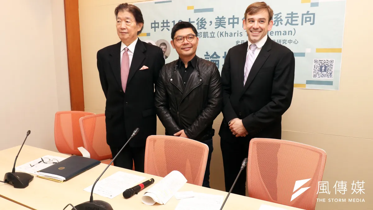 國民黨委員許毓仁(中)舉辦「中共19大後,美中台關係走向」論壇,邀請前駐美代表沈呂巡(左)、史丹佛大學費里曼中心研究員祁凱立(右)等人出席。圖為三人會前合影。(蘇仲泓攝)