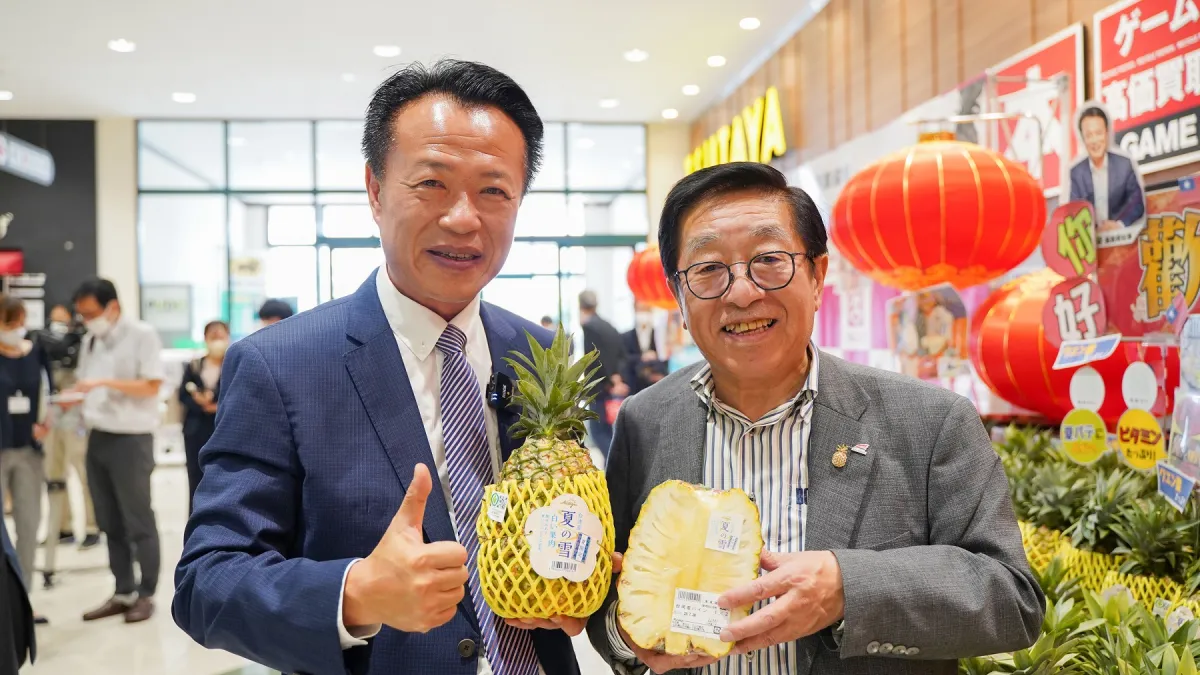 嘉義縣翁章梁赴日本山口縣丸久超市行銷「夏之雪」牛奶鳳梨。(圖/嘉義縣政府提供)