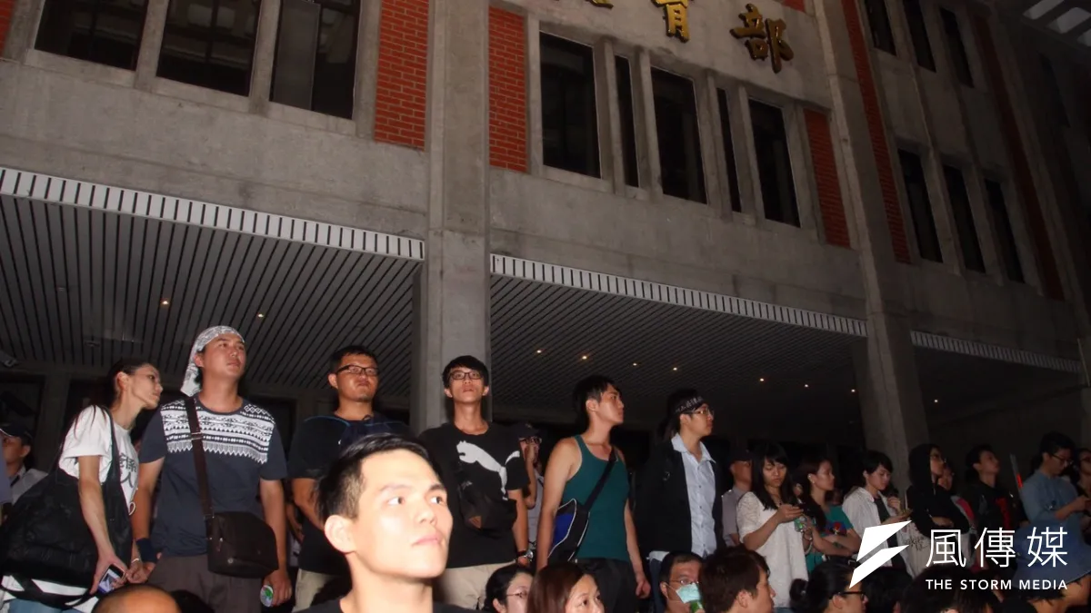 31日凌晨學生在突圍行動後進入教育部前廣場,蔡英文趕回台北舉行緊急會議。(曾原信攝)