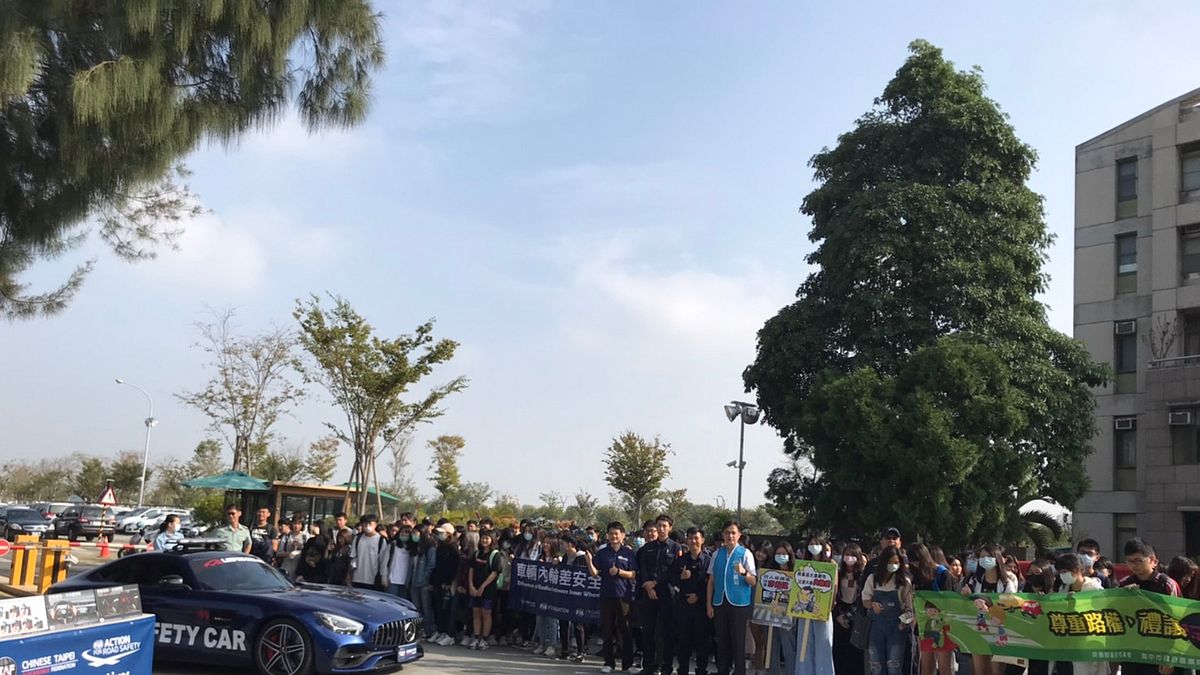 逢甲大學體驗大型車合照。(圖/台中市政府交通局) 逢甲大學體驗大型車合照。(圖/台中市政府交通局)