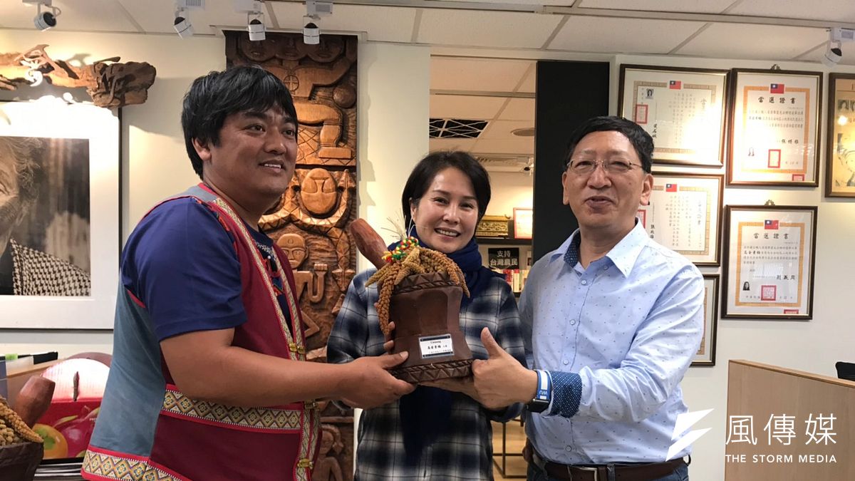 高雄市教育局長吳榕峯(右)、巴楠花部落小學校長張新榮(左)代表致贈立委高金素梅(中)象徵巴楠花精神的搗米杵臼與小米。(圖/徐炳文攝) 高雄市教育局長吳榕峯(右)、巴楠花部落小學校長張新榮(左)代表致贈立委高金素梅(中)象徵巴楠花精神的搗米杵臼與小米。(圖/徐炳文攝)